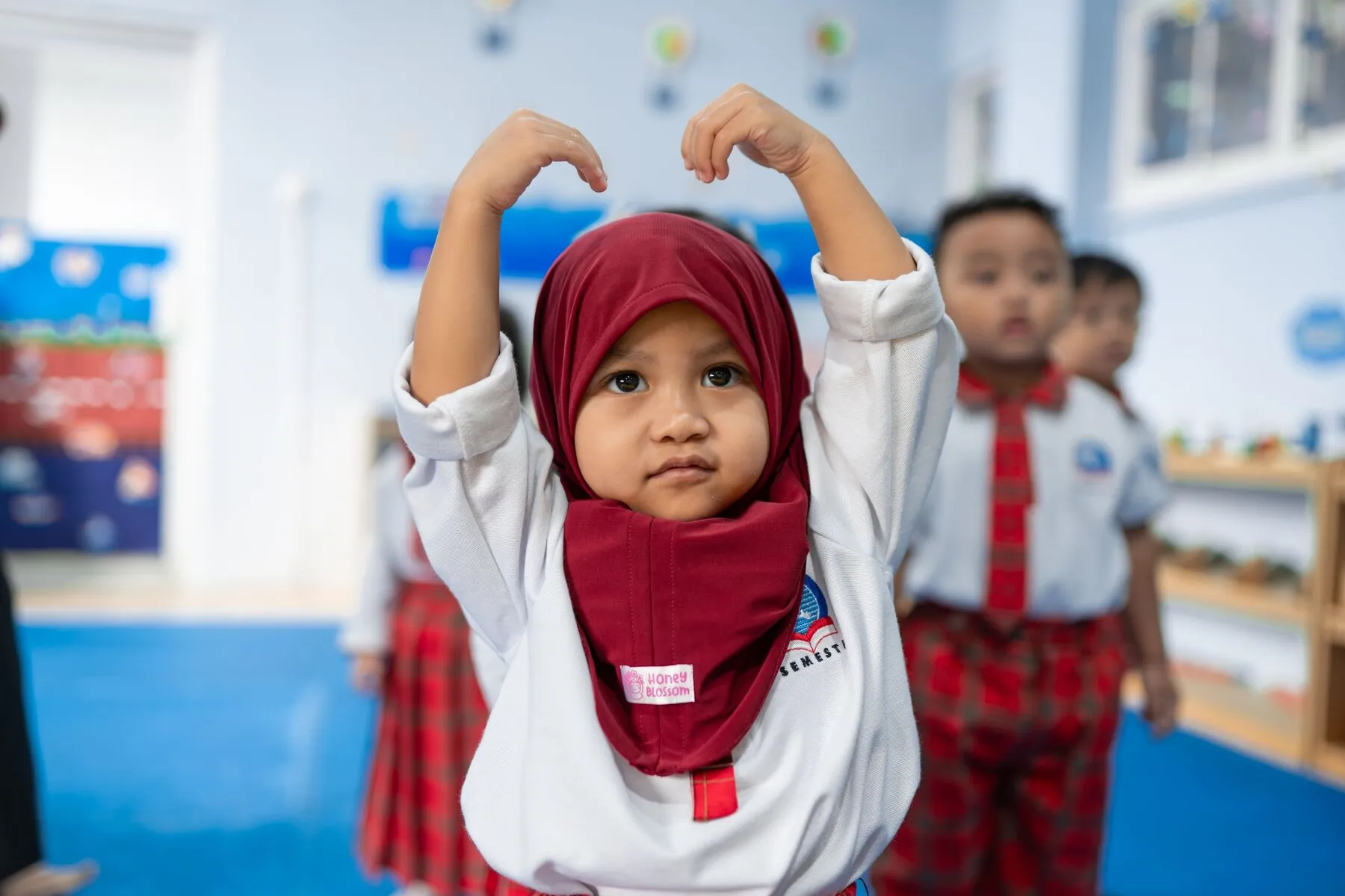 Siswi membuat bentuk hati dengan tangan