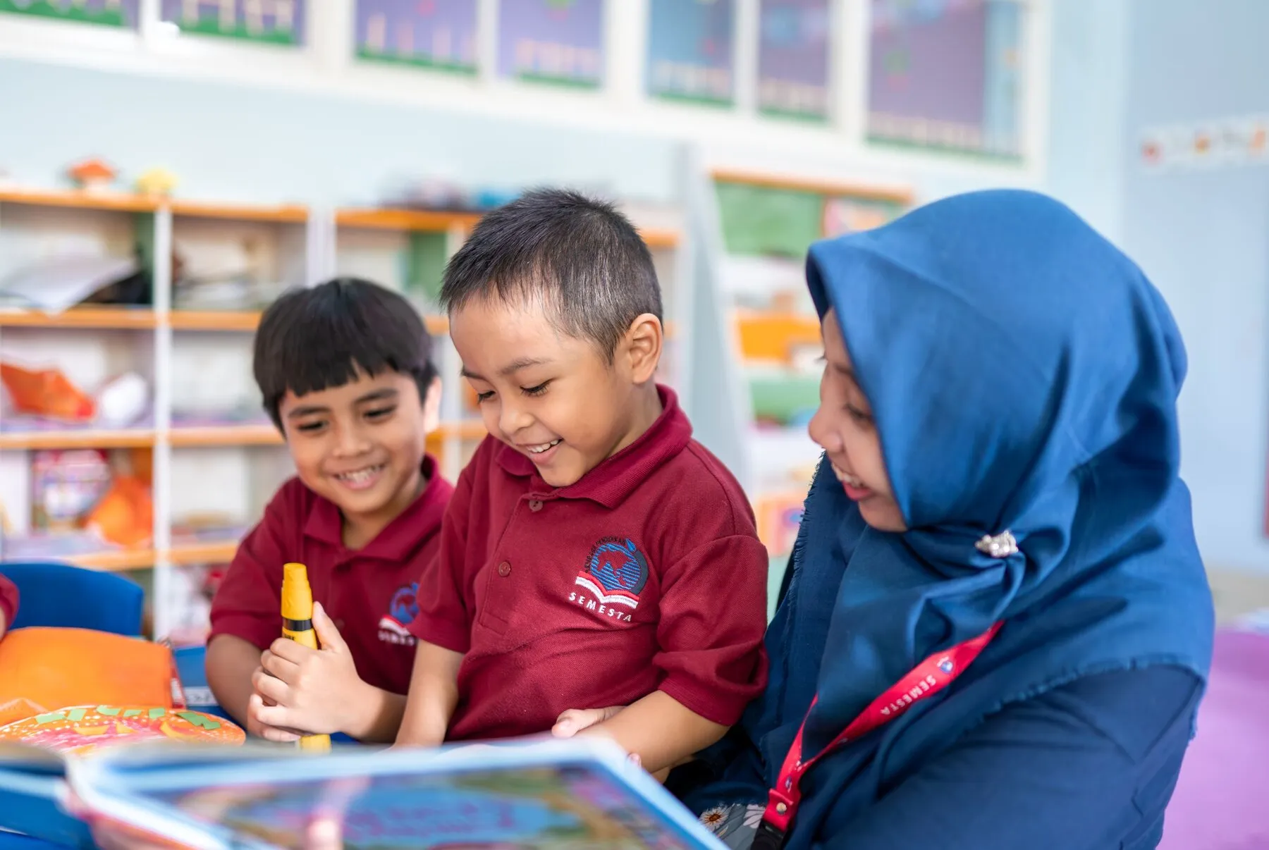 Guru membacakan buku untuk siswa