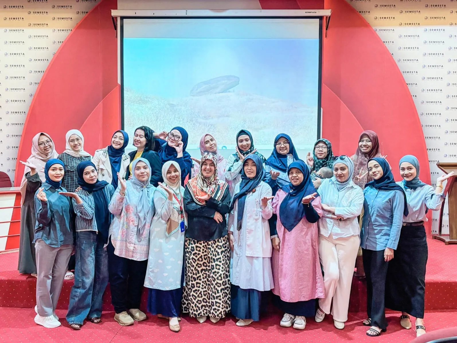 Para ibu anggota Parent's Club berfoto bersama