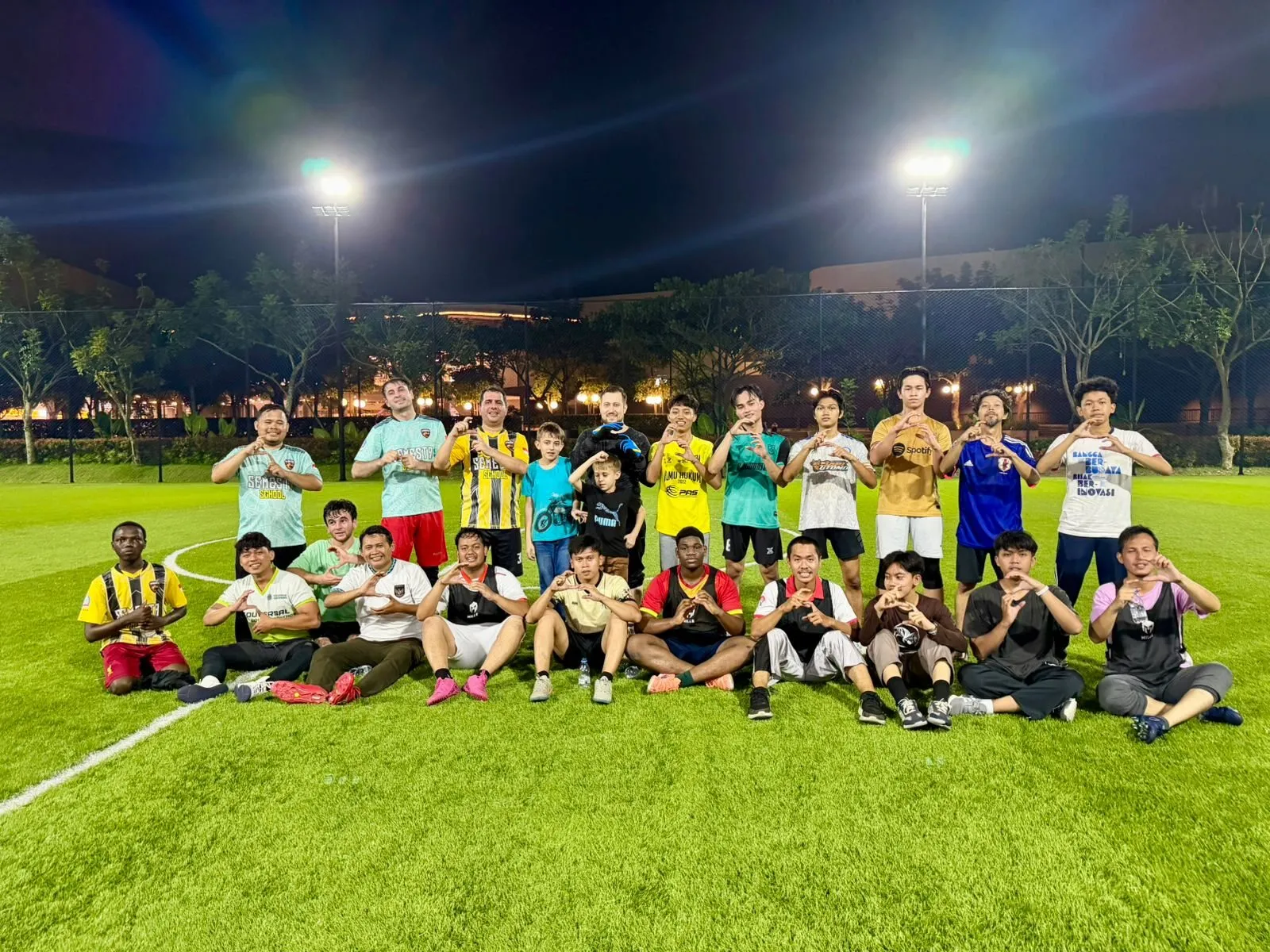 Anggota Parent's Club bersama guru di sekolah