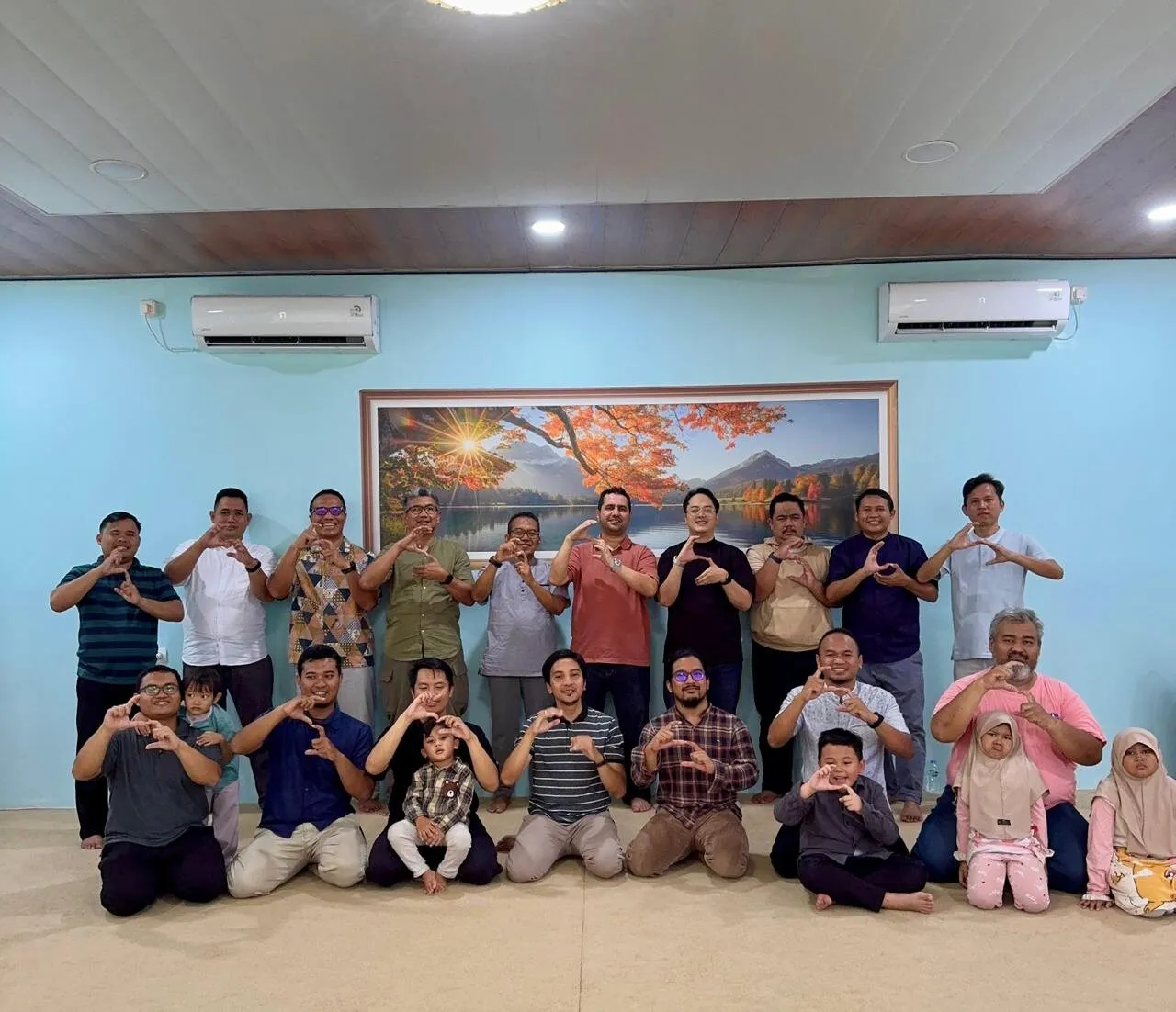 Para ayah Fathers' Club berkumpul di dalam ruangan