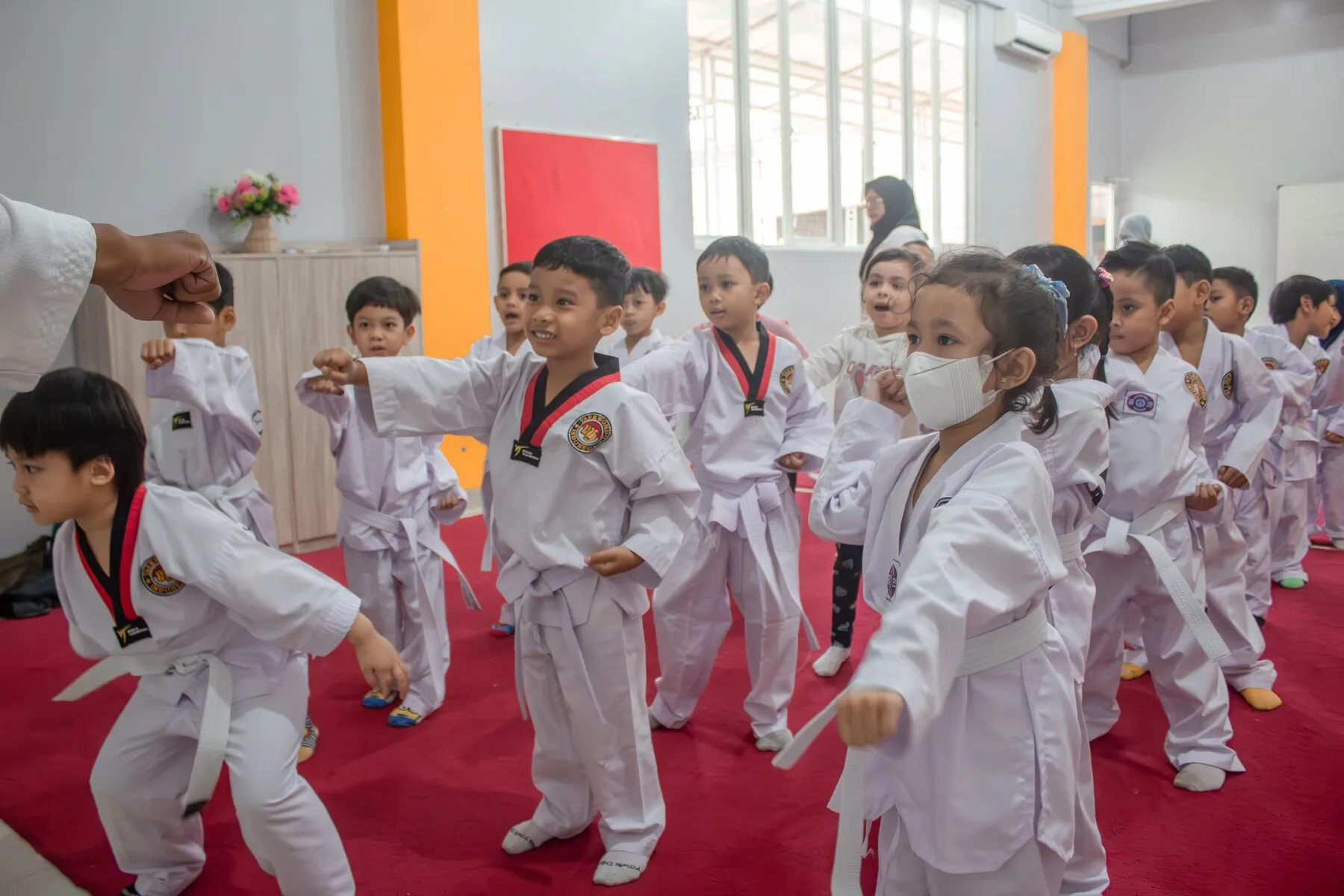 Siswa berlatih taekwondo dengan seragam putih